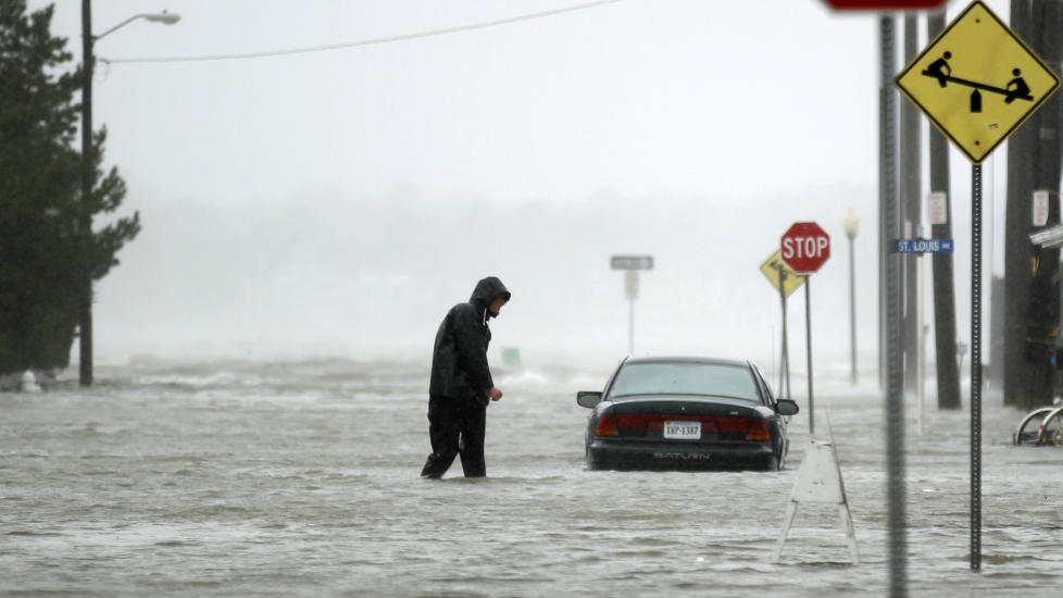 <b>LA BILEN STÅ:</b> En mann vader i oversvømmede gater i Ocean City, Maryland. De siste timene har stormvinder hamret løs på kysten i Maryland.