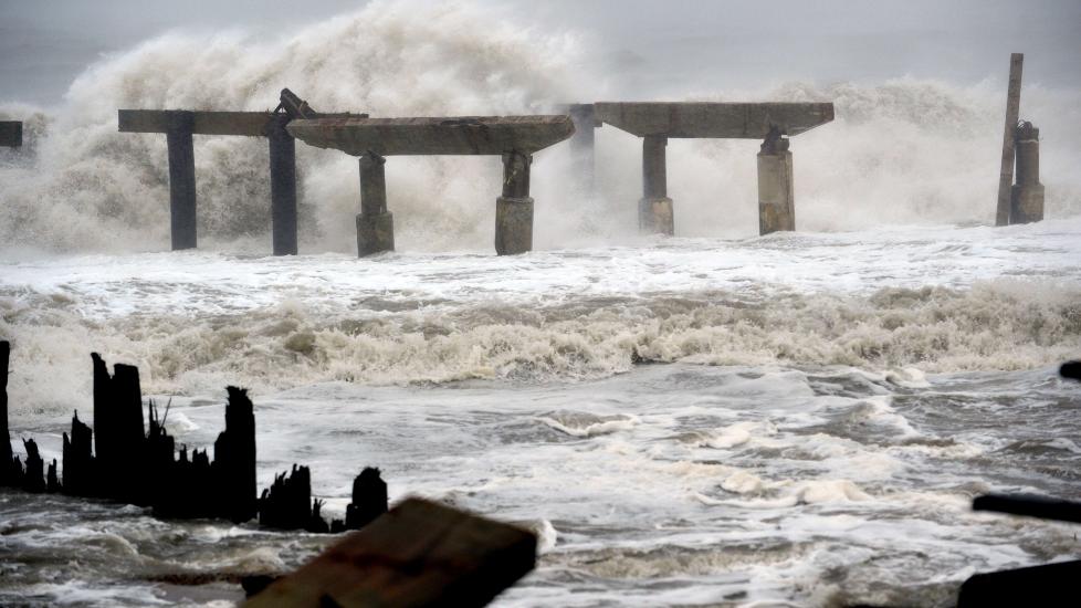 <b>ATLANTIC CITY:</b> Stormbølger slår mot kysten utenfor Atlantic City i New Jersey. Ved høyvann er det ventet at 2,5 meter høyere vannstand.