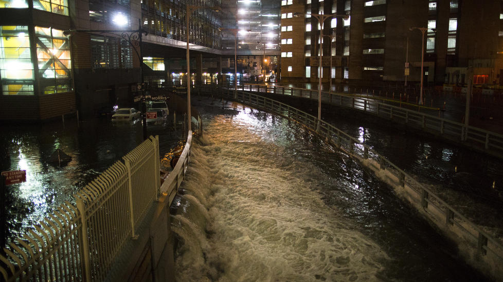 <b>STORMFLO:</b> Vann som strømmer inn åpningen til Battery Tunnel i Brooklyn.