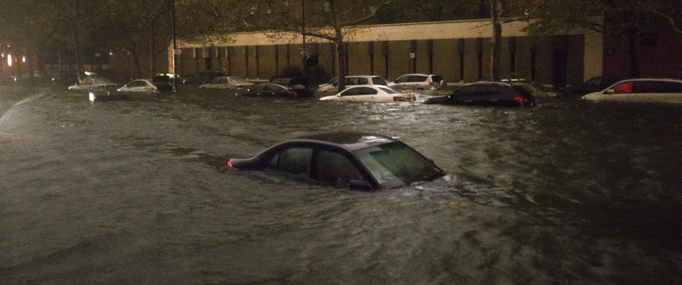 <b></b> En bil under vann på Manhattan i New York. Stormfloen har nå begynt å trekke seg tilbake.