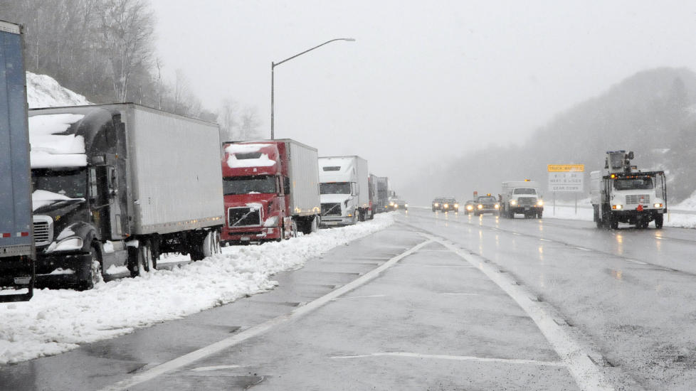 <b> DÅRLIG KOMBINASJON: </b> Våt snø og såpeglatte veier er en dårlig kombinasjon med stormvær.  80 kilometer av Interstate 68 på grensa mellom West Virginia og Maryland - ved foten av fjellkjeden Appalachene - var helt stengt i natt, og rekken av tvangsparkerte vogntog var milelang. Her er den ene kjørebanen åpnet igjen ved tettstedet med det megetsigende navnet Frostburg.