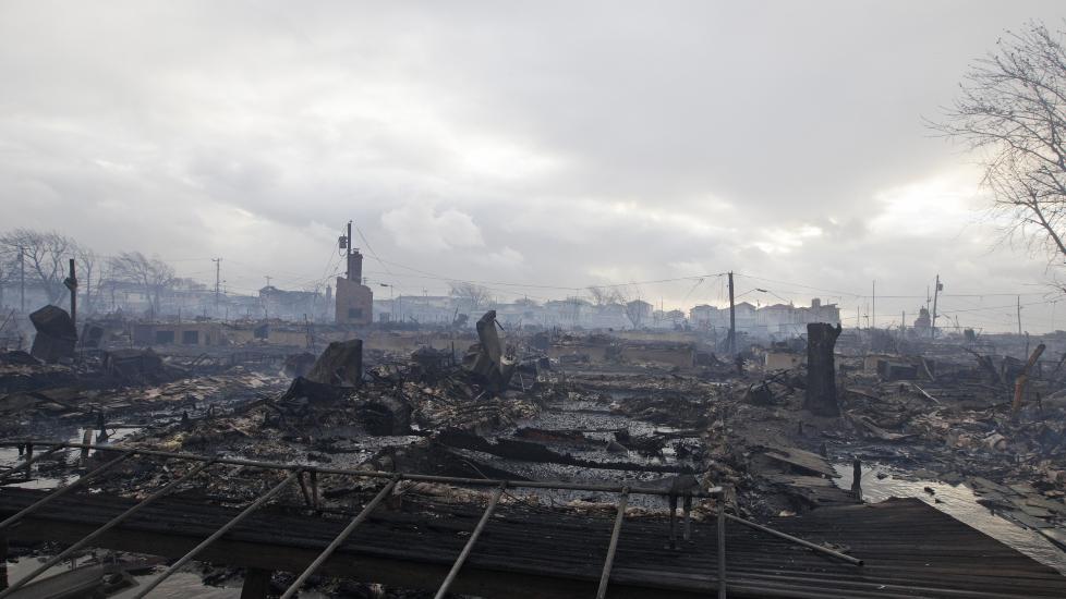 <b>STORBRANN:</b> Her, i Breezy Point i Queens i New York, ble i natt mellom 80 og 100 hjem ødelagt.
Rundt 200 brannmenn kjempet iherdig mot flammene, og det var ikke før i morgentimene de hadde kontroll over storbrannen. 
I morgentimene har de evakuerte som hadde sine hjem her vært tilbake og sett på de store ødeleggelsene.