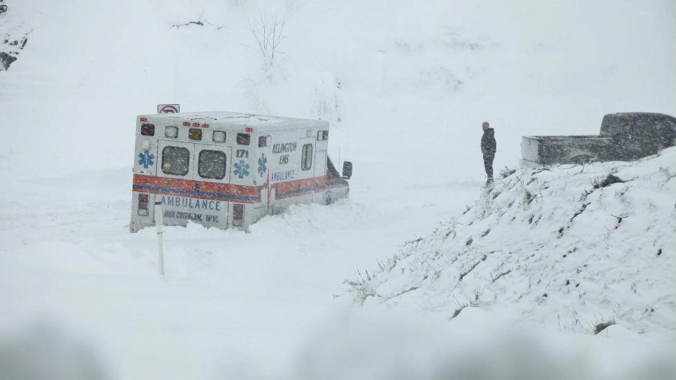 <b>SNØKAOS</b> En ambulanse står fast i snøen i nærheten av Belington, West Virginia. I innlandet er flere steder rammet av kraftige snøstormer i kjølvannet av Sandy. Kombinasjonen orkan og snø er ifølge ekspertene et sjeldent fenomen.