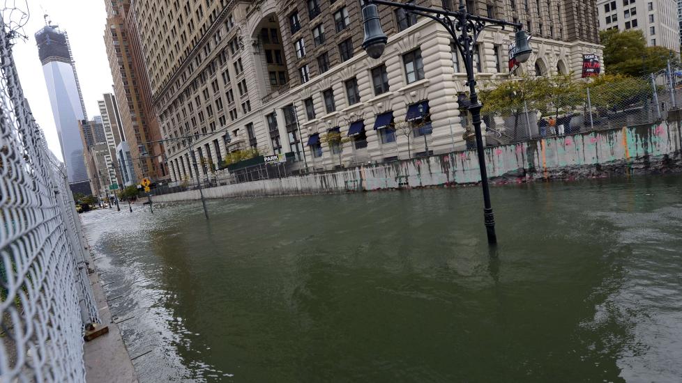 <b>IKKE HELT SOM VENEZIA</b> Tunnelen Brooklyn Battery park er totalt oversvømmet.  I bakgrunnen skimtes Tower One som er under bygging på Ground Zero.