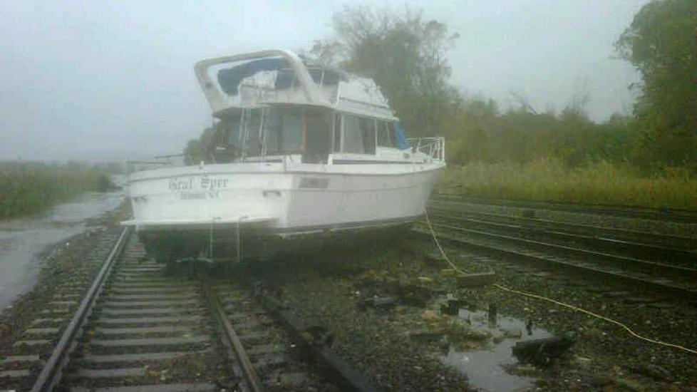 <b>TUT-TUT</b> Det er ikke bare trær og vann som hindrer New York City Transit å starte opp igjen trafikken. Her har en båt havnet på linja ved stasjonen Ossining på Hudson-linja.