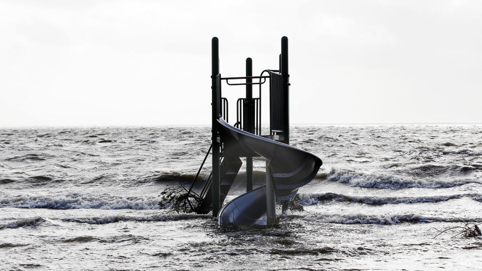 <B>STÅR ALENE IGJEN:</B> Dette Reuters-bildet sprer seg nå på nettet. Fotograf Lucas Jackson fanget blinkskuddet på ei strand i Bellport, New York. Bildet viser hvordan en lekeplass ser ut til å stå midt ute i sjøen.