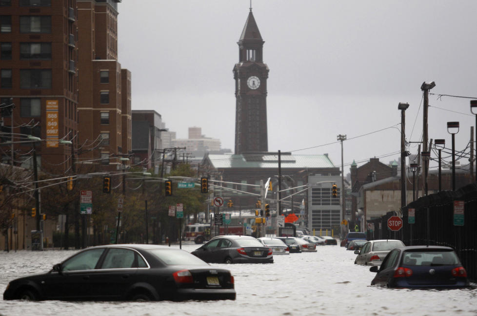 <b>OVERSVØMMET:</B> Hobroken i New Jersey er blant byene som er hardest rammet. Mer enn halve byen står under vann, sier ordføreren til CNN. Dette bildet viser ei oversvømmet gate i byen.