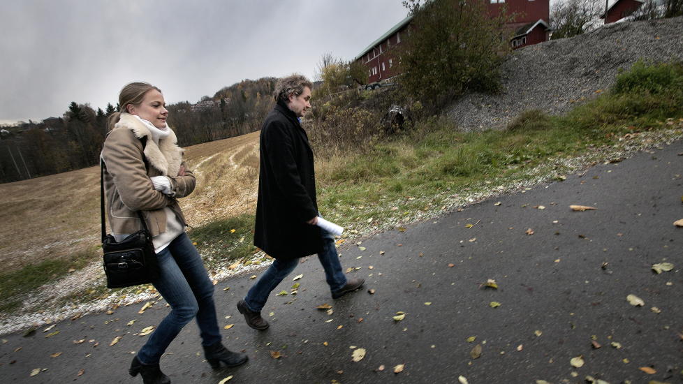 - FORLAT SITUASJONEN: - Hvis vi kommer inn n�r de ruser seg, har vi sagt til personalet at de m� forlate situasjonen, sa seksjonsleder Liv Tellsg�rd (t. v.) ved Strandveien boliger da Dagbladet skrev om stedet i slutten av oktober. Blant annet stortingspolitikere reagerte p� forholdene ved boenheten ved Blakstad sykehus. Til h�yre psykologspesialist John Vegard Leinslie. Foto: HENNING LILLEG�RD/DAGBLADET