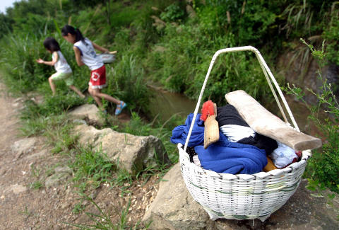 KJ�NNSBALANSE: Kinesiske jenter vasker kl�r p� landsbygda i Jinzhai i provinsen Anhui. Men jenter er det langt mellom p� bygda p� grunn av politikken med bare ett barn per par. Foto: REUTERS / Scanpix  /Wilson Chu
