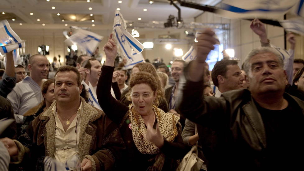 ISRAELERE er mye forskjellig, fra sekul�re demokrater til arrogante ortodokse. Her er noen av dem under en Kadima-valgvake i Tel Aviv.  Foto: Torbj�rn Gr�nning/Dagbladet