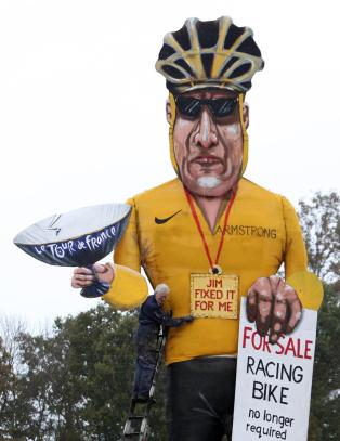 Armstrong slo terrorist og pedofil i kampen om å bli brent på bålet
