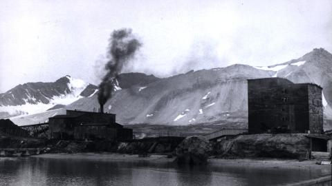 21 DØDE:Her i Ny-Ålesund på Svalbard lå gruvene til det statlig eide selskapet Kings Bay Kull Company. 1962. 21 mennesker omkom i en voldsom underjordisk eksplosjon her 5. november 1962. Stortinget besluttet så avvikling av King Bay 23 august 1963, og samtidig måtte Gerhardsen-regjeringen gå av. Foto: NTB Scanpix 21 DØDE:Her i Ny-Ålesund på Svalbard lå gruvene til det statlig eide selskapet Kings Bay Kull Company. 1962. 21 mennesker omkom i en voldsom underjordisk eksplosjon her 5. november 1962. Stortinget besluttet så avvikling av King Bay 23 august 1963, og samtidig måtte Gerhardsen-regjeringen gå av. Foto: NTB Scanpix