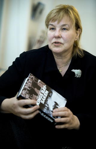 HÅRREISENDE: Gruvearbeiderne ble fristet med høy lønn til å ta en umulig og hårreisende farlig jobb, sier forfatter Monica Kristensen som har skrevet bok om Kings Bay-saken. Foto: Bjørn Langsem / Dagbladet. HÅRREISENDE: Gruvearbeiderne ble fristet med høy lønn til å ta en umulig og hårreisende farlig jobb, sier forfatter Monica Kristensen som har skrevet bok om Kings Bay-saken. Foto: Bjørn Langsem / Dagbladet.