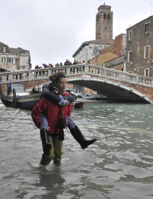 Tidevannet over-sv�mmet Venezia