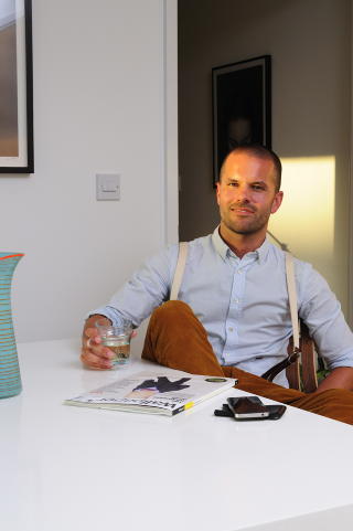 Ved stuebordet:- Jeg har jobbet med design s� lenge. Det er nesten farlig, for det er s� mye jeg har lyst til � kj�pe, sier Thomas Aastad, markedssjef i magasinet Wallpaper.