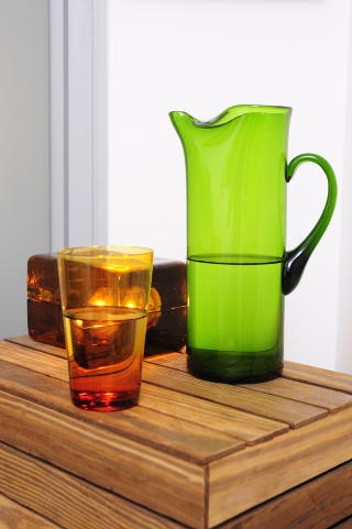 Kveldsdrink: Forfriskninger p� sengekanten. Vann, alts�. Mugge fra Hadeland.