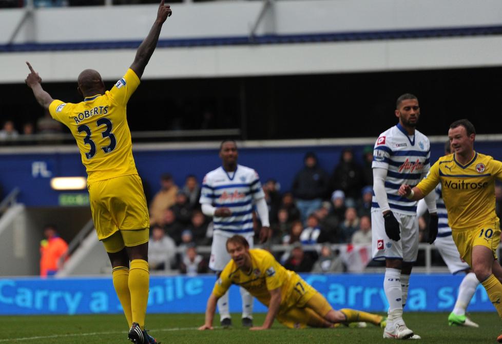 NY KALDDUSJ: Reading-spillerne jubler etter at Kaspars Gorkss (liggende i midten) har satt inn 1-0 etter 16 minutter. QPR fikk utlikningen i 2. omgang, men begge lag er fortsatt seiersl�se n�r ti serierunder er spilt. Foto:  AFP PHOTO/CARL COURT