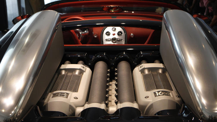 DOBBEL V-8: Bugatti Veyron 16.4 er utstyrt med en 16 sylinders motor. I praksis er maskinen sammensatt av to V-8'ere. Foto: AP/NTB Scanpix