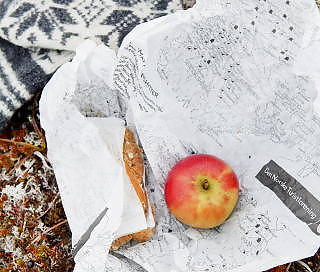 MEDBRAKT: Kart hadde de glemt, men heldigvis var det kart p� matpakkepapiret. Foto: ELISABETH SPERRE ALNES