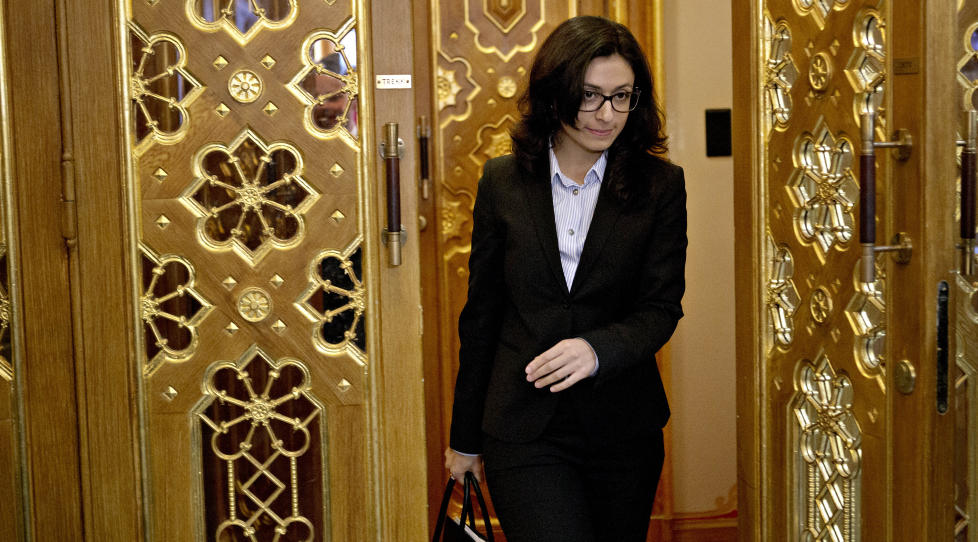 FORHANDLER?: Mange har ropt p� Hadia Tajik i denne saken. Verken hun eller hennes forgjenger har likevel flagget standpunkt. Det er bra, for det er ikke som forhandlingspart kulturministeren har en rolle i dette spillet. Foto: Torbj�rn Katborg Gr�nning / Dagbladet