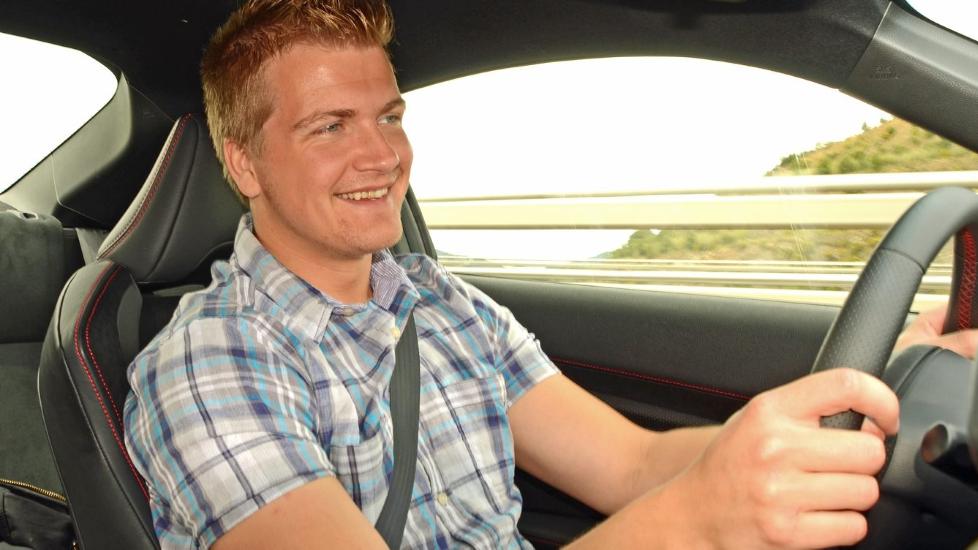 IKKE S� DYRT: Det er gledelig at vi igjen ser morsomme og sportslige biler som ikke koster altfor mye. Her pr�vej�re vi Toyota GT86. Foto: Petter Handeland