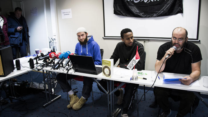TALTE: Omar Cheblal holdt en ti minutter lang tale på arabisk under pressekonferansen til «Profetens Ummah» på Anker Hotell tirsdag denne uka. Foto: Håkon Eikesdal
Foto: Håkon Eikesdal TALTE: Omar Cheblal holdt en ti minutter lang tale på arabisk under pressekonferansen til «Profetens Ummah» på Anker Hotell tirsdag denne uka. Foto: Håkon Eikesdal
Foto: Håkon Eikesdal