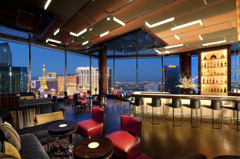 LAS VEGAS: Baren p� Mandarin Oriental har panoramautsikt over byen.