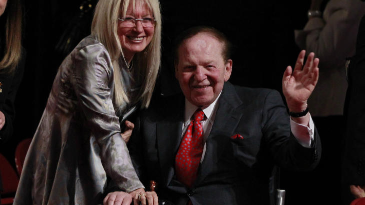 REKORDPENGEBRUK I PRESIDENTKAMPANJE: Sheldon Anderson har gitt rekordmye finansiell støtte til Romney-kampanjen. Her er han sammen med sin kone Miriam Ochsorn. Foto: Jason Reed / Reuters REKORDPENGEBRUK I PRESIDENTKAMPANJE: Sheldon Anderson har gitt rekordmye finansiell støtte til Romney-kampanjen. Her er han sammen med sin kone Miriam Ochsorn. Foto: Jason Reed / Reuters