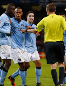 Her m� Balotelli slepes vekk fra dommeren