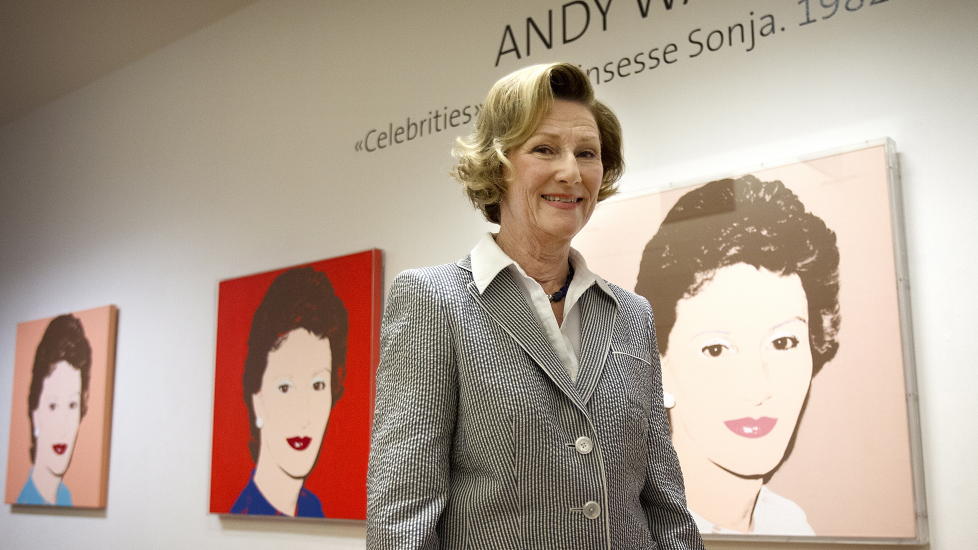 - HELDIG: Da dronning Sonja �pnet en utstilling i New York i g�r, snakket hun blant annet om sitt m�te med Andy Warhol. Her fra da hun viste fram portrettene Warhold har laget av henne i en utstilling p� Henie Onstad i fjor. Foto: Erling H�geland / Dagbladet