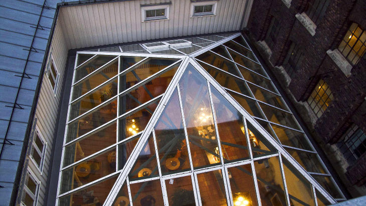 ATRIUMSMATSAL: Under glasskuppelen i bakg�rden f�r du en uspennende frokostbuffet.