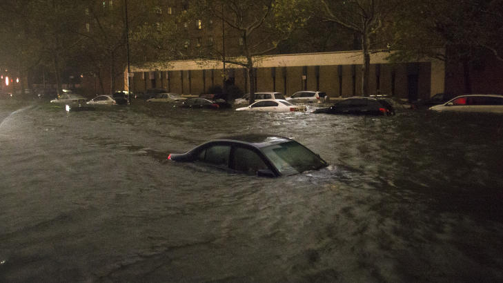 TOTALSKADD: S� langt har 16 000 nye biler blitt meld inn som totalskadde, etter at �Frankenstormen� rammet flere byer i USA. Foto: Scanpix