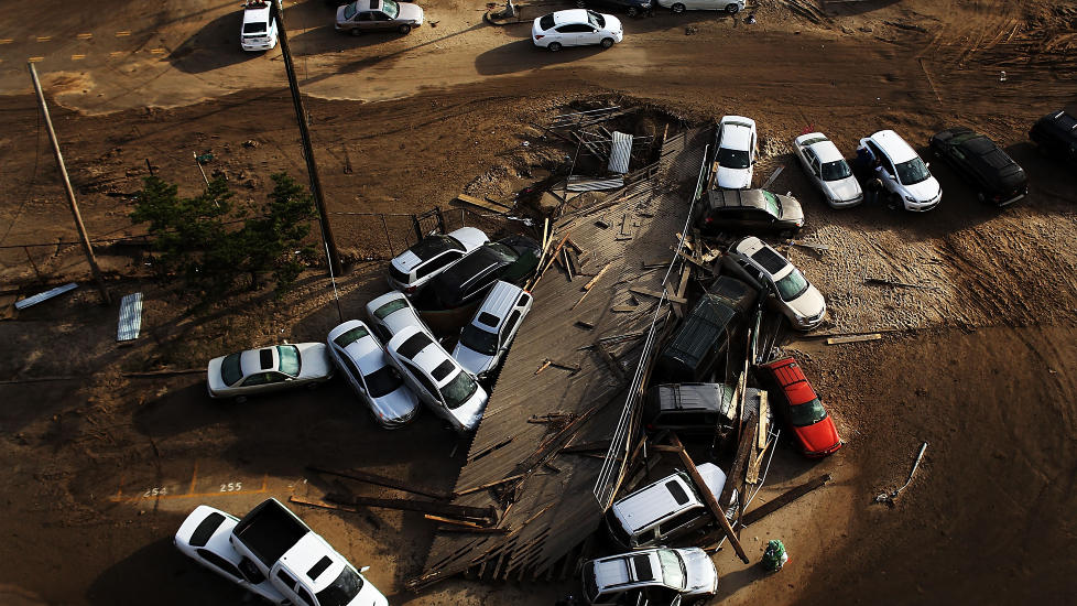 MASSIVE �DELEGGELSER: Superstormen �Sandy� �dela ikke bare boliger og arbeidsplasser da den rammet flere byer i USA. Over 250 000 biler forventes � m�tte sendes p� skraphaugen, etter � ha blitt totalskadd under stormen. Foto: Scanpix