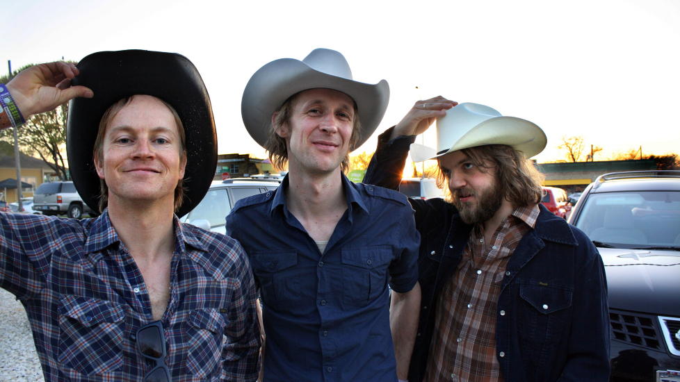NY RETNING: �ystein Greni (f.v.), Olaf Olsen og Nikolai H�ngsle Eilertsen kan bare beholde cowboyhattene p�, for f�rste smakebit fra gruppas nye album peker i retning av americana og folkemusikk. Bildet er tatt i Austin, Texas. Foto:  �yvind R�nning / Dagbladet