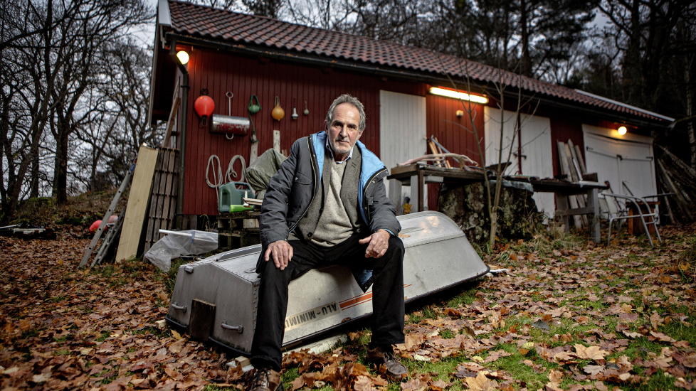 Jon Michelet bor og arbeider i en gammel skipperstue p� Larkollen. Der har han samlet et stort stoff om krigens glemte helter - de norske sj�folkene p� Nortraship-fl�ten. N� foreligger f�rste bind i en planlagt romanserie om lettmatros Halvor Skramstad. Foto: Lars Eivind Bones / Dagbladet