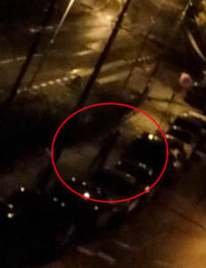 Her g�r mannen l�s p� 26 biler med hammer og brekkjern