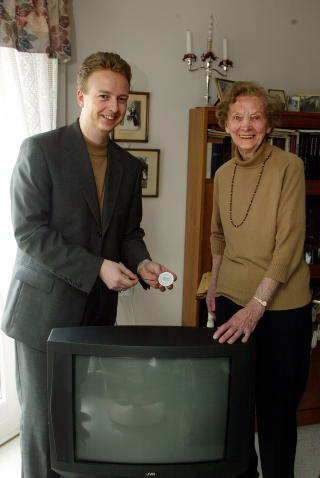 Mønsterpensjonist: Os kommune prøver ut nye brannslukkere i TV hos eldre leietakere, i 2004. Ordfører Terje Søviknes med Hilda på laget. Foto: Oddmund Lunde Mønsterpensjonist: Os kommune prøver ut nye brannslukkere i TV hos eldre leietakere, i 2004. Ordfører Terje Søviknes med Hilda på laget. Foto: Oddmund Lunde