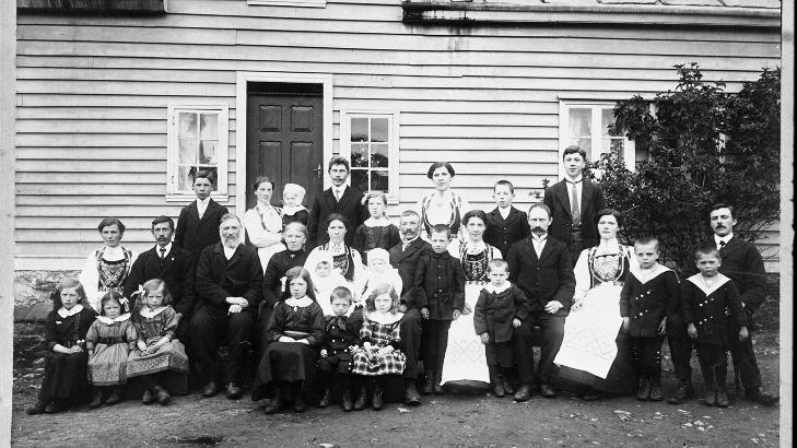 De første dagene: Hilda noen få måneder gammel, på fanget til mor Anna, i 1913, hjemme på gården i Rød, Hordaland. De første dagene: Hilda noen få måneder gammel, på fanget til mor Anna, i 1913, hjemme på gården i Rød, Hordaland.