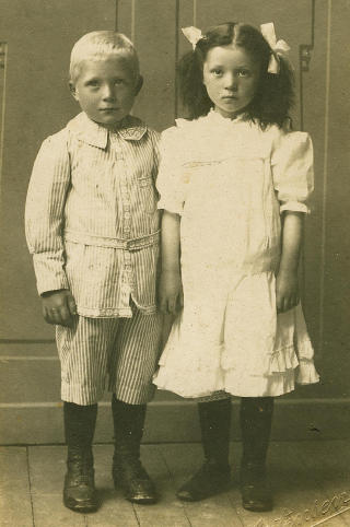 Tvillingene: Tvillingparet Hilda og Annanias Rød. Fotograf Mortensen i Os fanget et alvorlig søskenpar idet de var fem år gamle, i 1918. Tvillingene: Tvillingparet Hilda og Annanias Rød. Fotograf Mortensen i Os fanget et alvorlig søskenpar idet de var fem år gamle, i 1918.