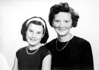 Mor og datter: Hilda med datteren Aashild, rundt 10 år gammel. På dette tidspunktet har de mistet sin mann og far, som døde av hjerteinfarkt i 1962. Bildet skulle stå framme hvor enn Hilda bodde siden, til sin siste dag. Mor og datter: Hilda med datteren Aashild, rundt 10 år gammel. På dette tidspunktet har de mistet sin mann og far, som døde av hjerteinfarkt i 1962. Bildet skulle stå framme hvor enn Hilda bodde siden, til sin siste dag.