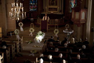 Siste slutt: 12 dager etter at hun ble funnet drept ble Hilda begravd fra Os kyrkje. Foto: Tor Erik H. Mathiesen / Dagbladet Siste slutt: 12 dager etter at hun ble funnet drept ble Hilda begravd fra Os kyrkje. Foto: Tor Erik H. Mathiesen / Dagbladet