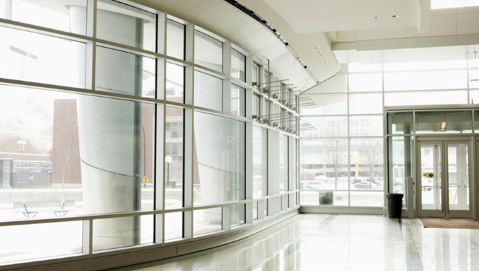 STORE SUMMER: 20 prosent av driftskostnadene i et n�ringsbygg g�r til energi og 20 prosent av energiforbruket g�r til belysning. Eksperter mener at det ikke er tvil om at sm� justeringer kan utgj�re mye for dagens bedrifter. Foto: El-l�ftet