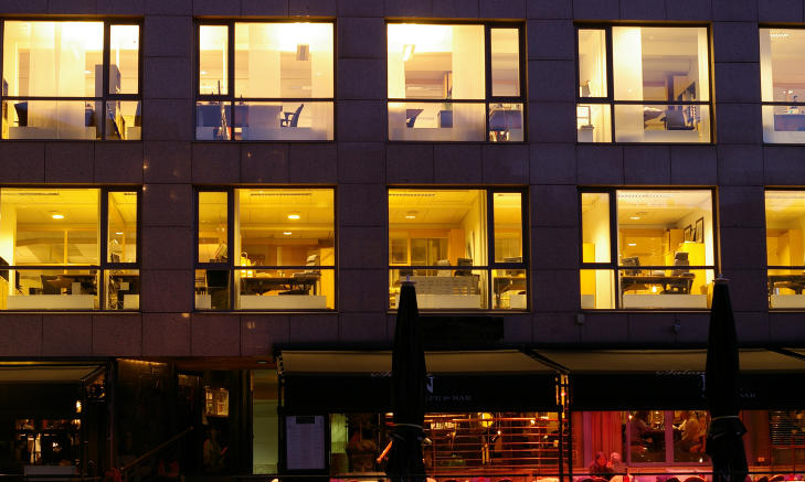 PENGESLUK: Tomme m�terom, store fellesarealer, lys og ventilasjon som st�r p� konstant er rene pengesluk. Store deler av norske bedrifters kontorlokaler er som regel ikke i bruk hele d�gnet. Her fra Aker Brygge. Foto: El-l�ftet