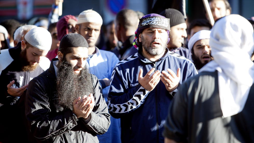 DEMONSTRERTE: Omar Cheblal (i bl� Hummel-joggejakke) demonstrerer sammen med blant andre Arfan Bhatti utenfor den amerikanske ambassaden.  Foto : Sara Estiri/ Dagbladet