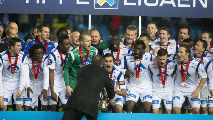 GULLGUTTER: Molde sikret seriegullet s�ndag. Her er Magne Hoset klar til � l�fte pokalen. Foto: Svein Ove Ekornesv�g / NTB scanpix