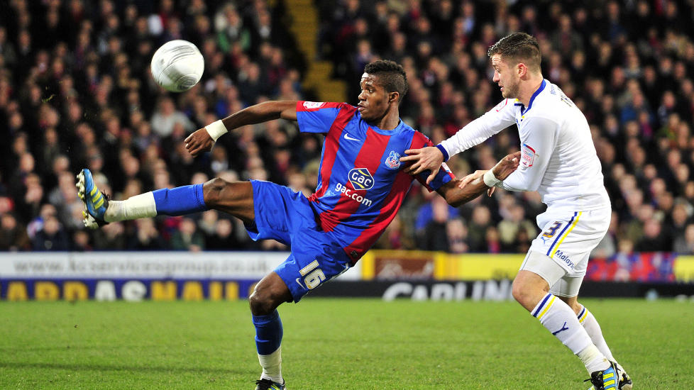  ETT STEG N�RMERE:  Wilfried Zaha skj�t i kveld Crystal Palace til opprykksfinale. Arkivfoto: AFP PHOTO / GLYN KIRK / NTB Scanpix