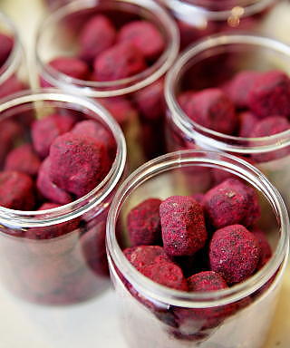 S�TE DR�MMER: Karamelleriet er to bornholmjenters dr�m om det frie liv. Du f�r 23 ulike sorter. Foto: NINA HANSEN