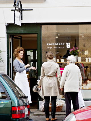  NYTT LIV: Keramiker Inge Vincents elsker livet i gata og sl�r gjerne av en prat. Folk kommer langveisfra for � kj�pe hennes nesten transparente keramikk. Foto: NINA HANSEN