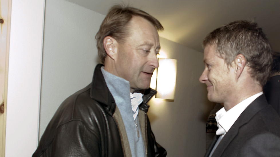 GULL P� GULL: Bj�rn Rune Gjelsten og Ole Gunnar Solskj�r i hyggelig samtale. Gjelsten tror at Solskj�r blir i klubben i flere �r. Foto: Bj�rn Langsem