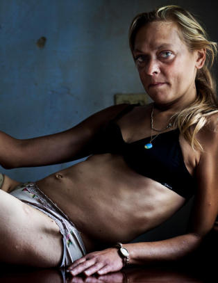 Her poserer en prostituert narkoman mens hun venter på neste kunde